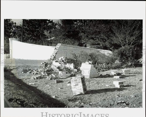 1981 press photo - 1981, shattered